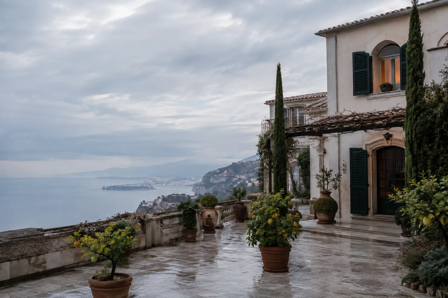 Immagine illustrativa di una villa a Sorrento con terrazza in pietra e vista sul mare